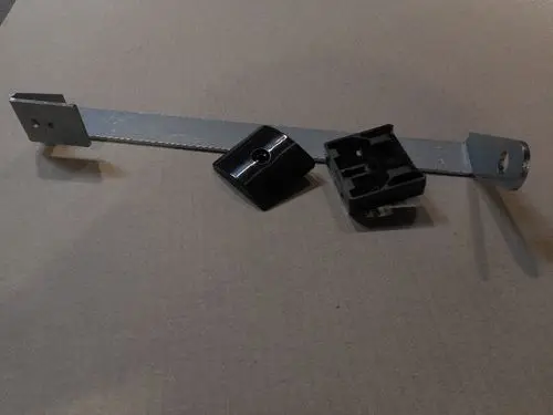 Schwarzer Halter mit metallischer Halterung, der Teil eines Heizsystems der Marke Remeha zu sein scheint. Die Einzelteile weisen verschiedene Formen und Anpassungsmöglichkeiten auf.